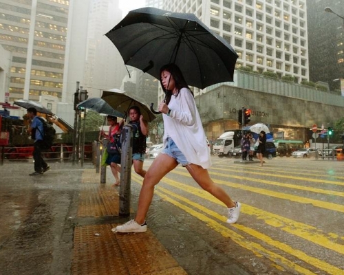 今日本港天氣預測,短暫時間有陽光,有幾陣狂風驟雨,稍後雨勢較為頻密及有雷暴。 資料圖片