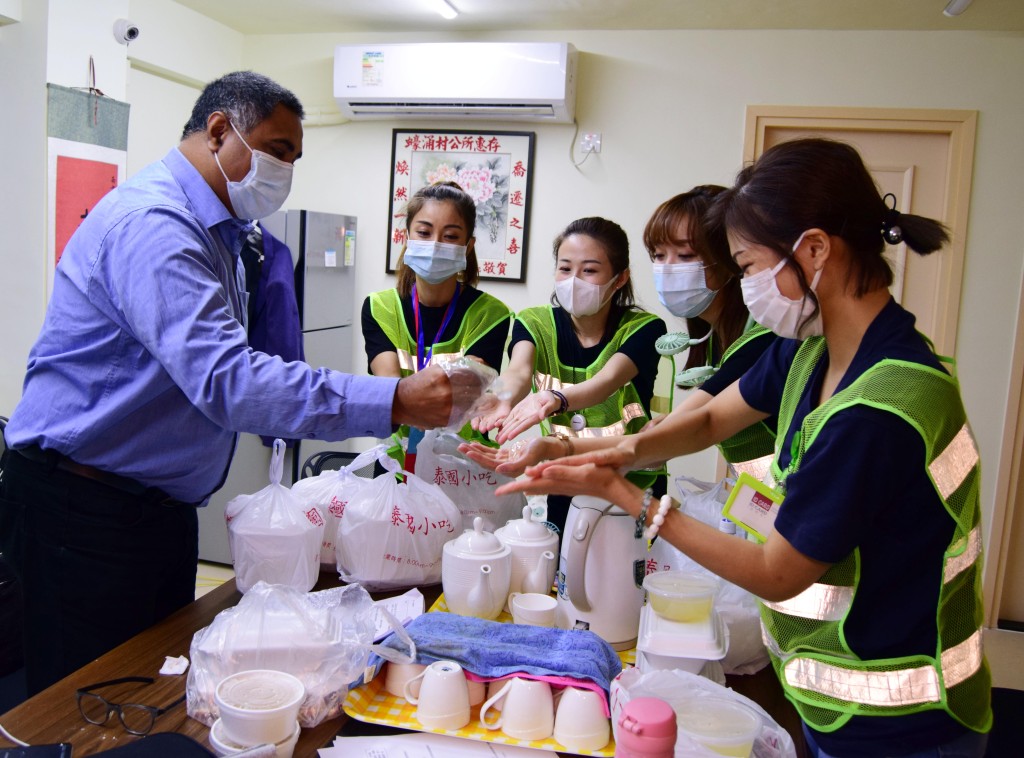 保持衛生食飯前先洗手,喬寶寶倒搓手液畀演員(左起)黃榕、許芯悅、李敏嘉、丘芷微,保持個人衛生。