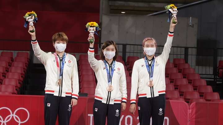 杜凱琹、李皓晴及蘇慧音在東京奧運乒乓球項目奪得銅牌。婦協提供圖片