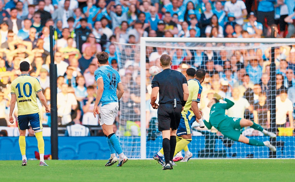 尼高干沙利斯(藍衫14號)的炮彈式勁射，助曼城反勝。