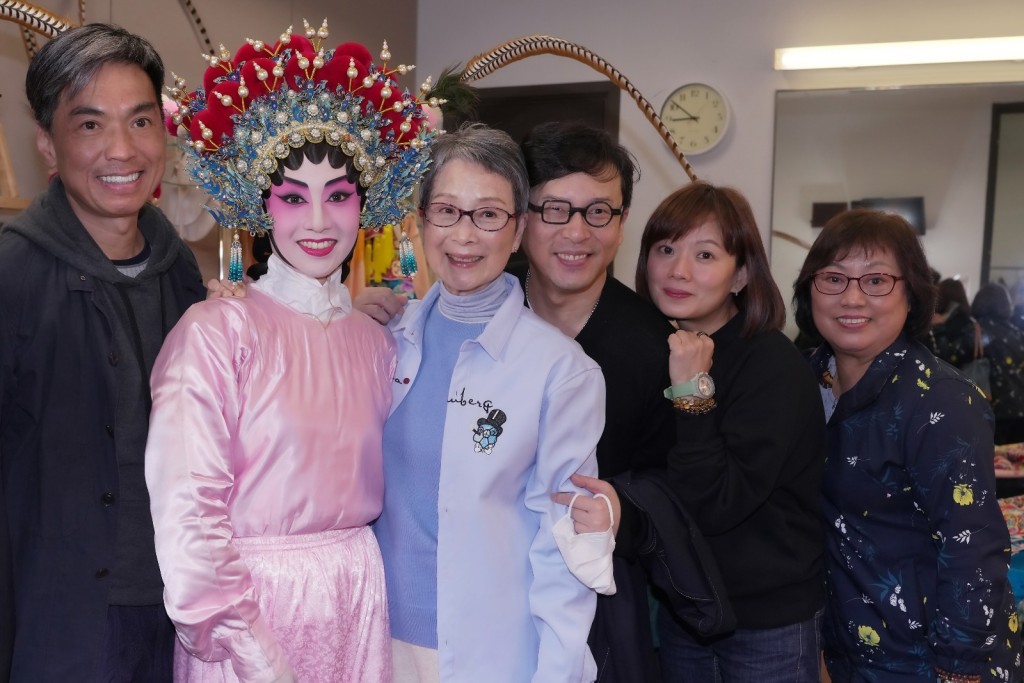  陈宝珠睇到“哗哗声”激赞。