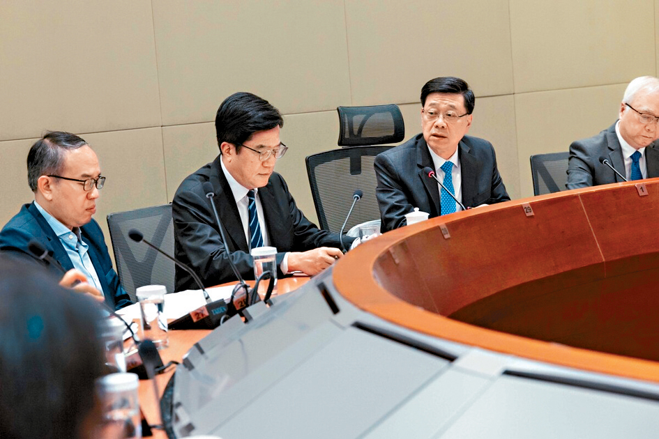 特首李家超（右二）主持特別會議，聽取跨部門監察燃油供應專責組匯報國際油價波動情況。旁為財政司副司長黃偉綸（左二）、財經事務及庫務局局長許正宇（左一）、環境及生態局局長謝展寰。