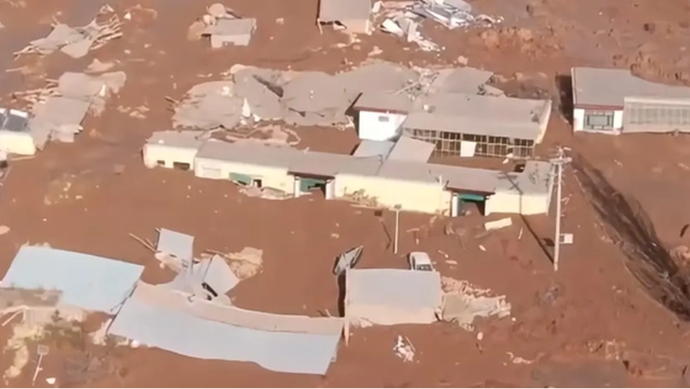 地震後村莊遭砂湧淹埋，泥漿高3米。