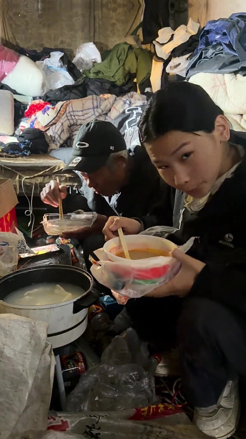 “超人冷”不忘初心成名后仍帮忙捡废品。