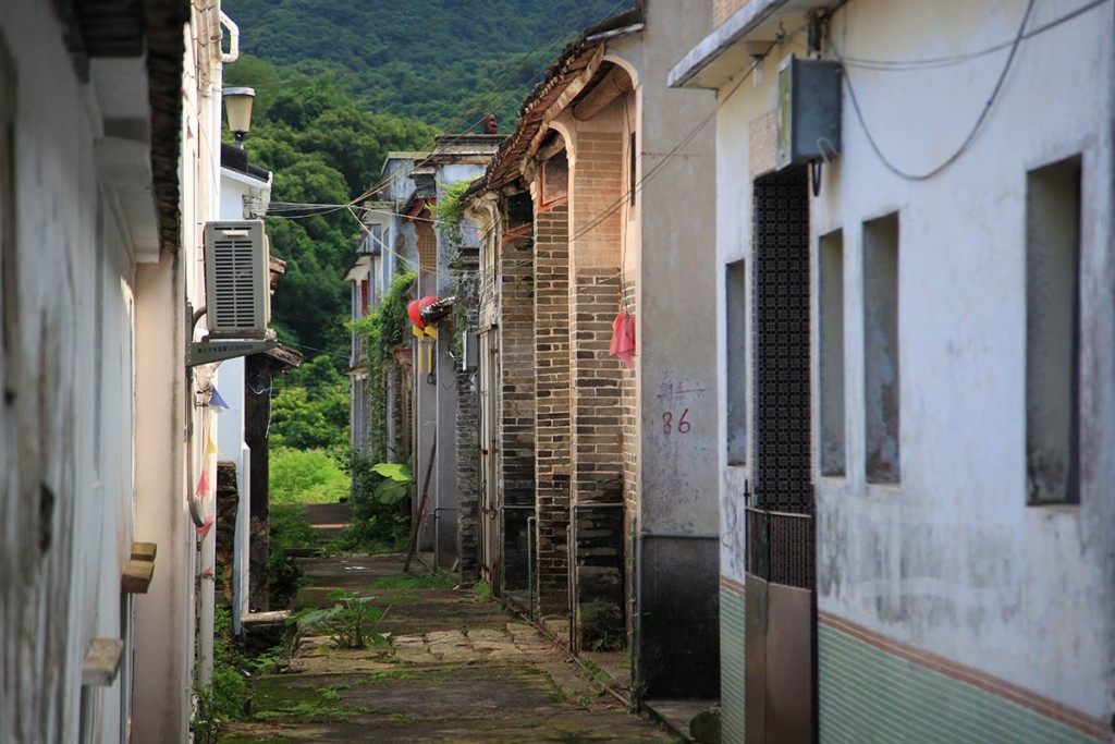 肖善培同学走进荔枝窝客家村，了解当地文化与历史。（香港地质公园图片）