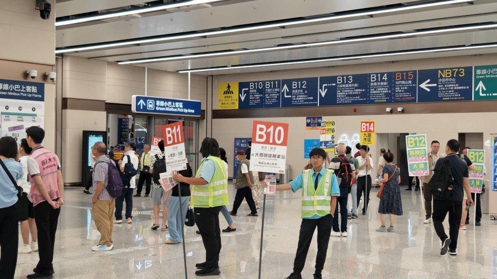 南下旅客过关后,有清晰指示牌及人员提供交通资讯协助出市区。周正豪摄 南下旅客过关后,有清晰指示牌及人员提供交通资讯协助出市区。周正豪摄