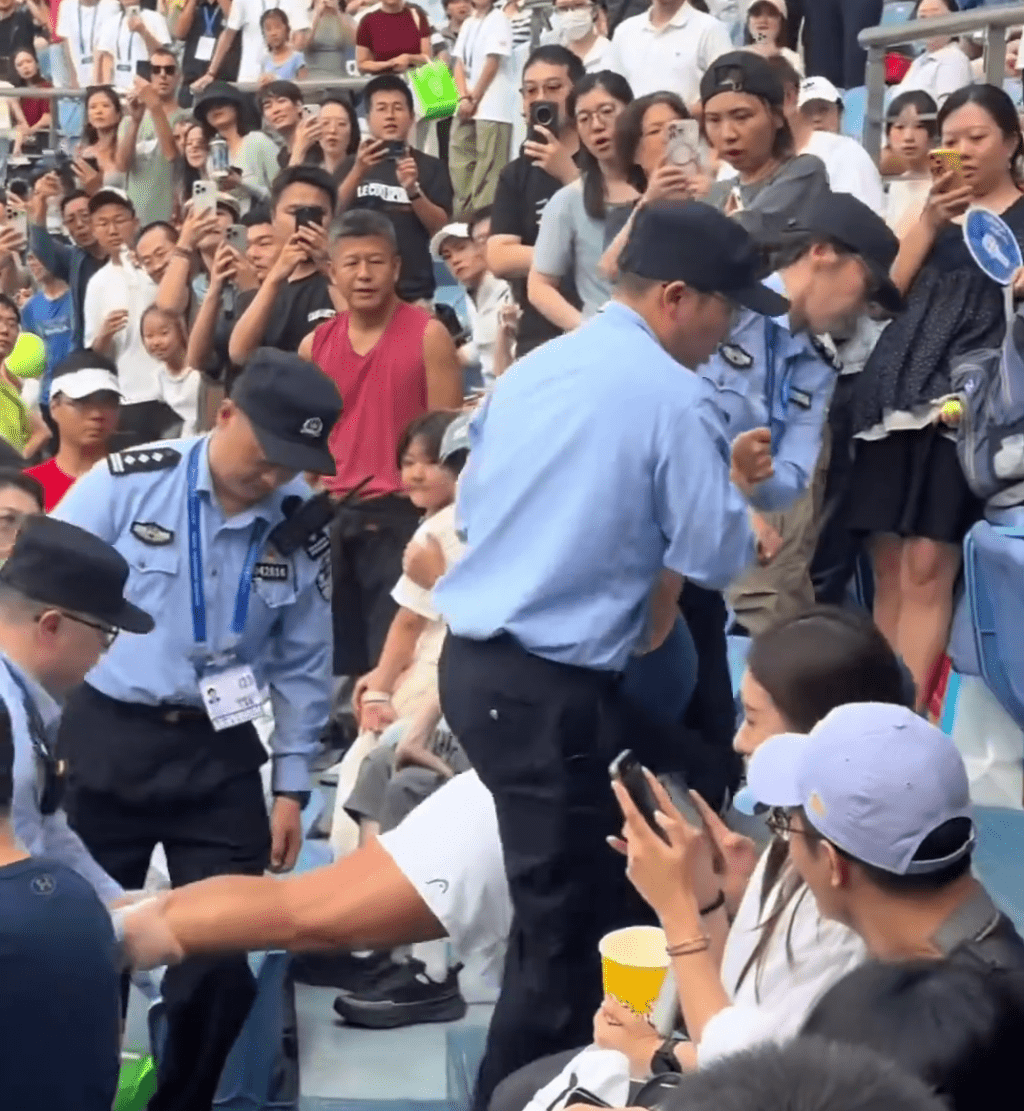 被保安抬離看台。