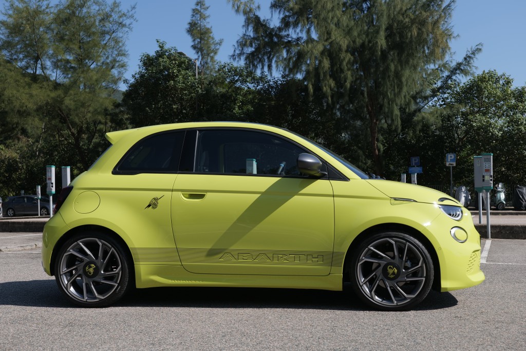 电动车Abarth 500e尺码为3,632 x 1,683 x 1,527mm