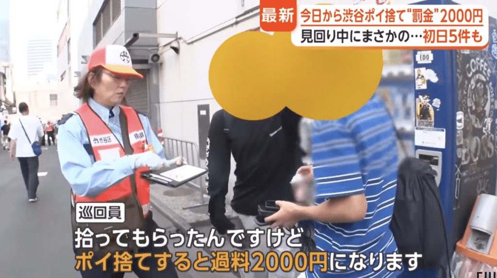 雖然同行的友人見狀在一旁無奈鬨笑,但該名苦主也只能搖頭苦笑,隨即掏出錢包現場付款。 雖然同行的友人見狀在一旁無奈鬨笑,但該名苦主也只能搖頭苦笑,隨即掏出錢包現場付款。