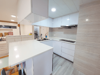 开放式厨房以白色为主调，家电齐全，又有大橱柜。