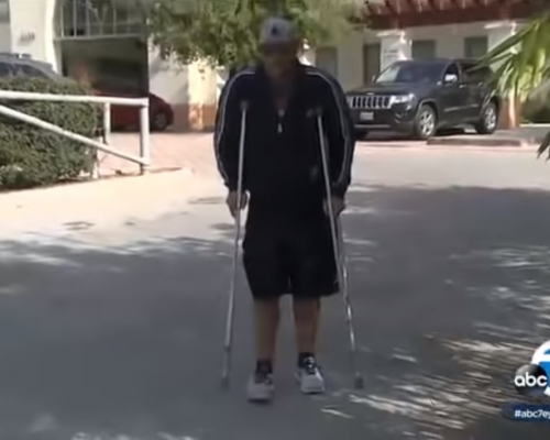 父親右腿被撞斷之餘，全身上下還多處骨折，需住院至少3個月，目前仍在醫院復健中。  YouTube影片截圖