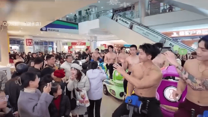 浙江麗水蓮都區萬地商場活動中，出現多名半裸男模，引發熱議。