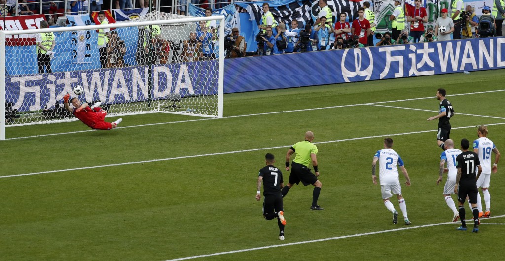 一八年俄罗斯世界杯，阿古路士哥助阿根廷领先，但其后冰岛靠芬保加臣扳平比数。美斯于下半场曾主射十二码，可惜宴客累球队打和1:1。AP资料图片