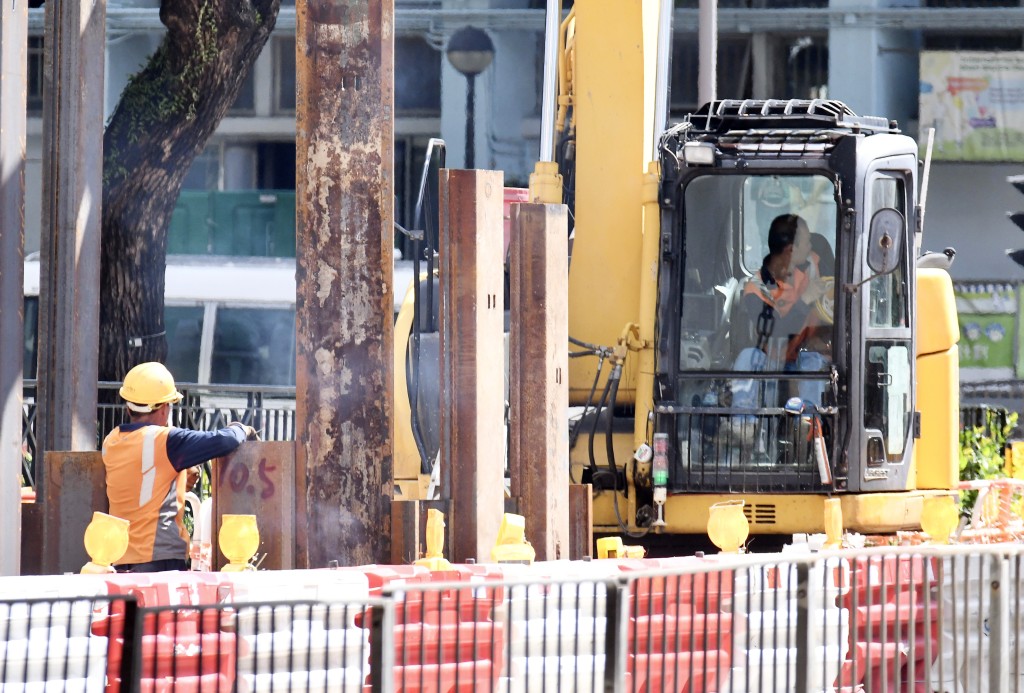 他又認為大量政府基建項目持續上馬,對挖土機等重型機械的需求增多。資料圖片 他又認為大量政府基建項目持續上馬,對挖土機等重型機械的需求增多。資料圖片