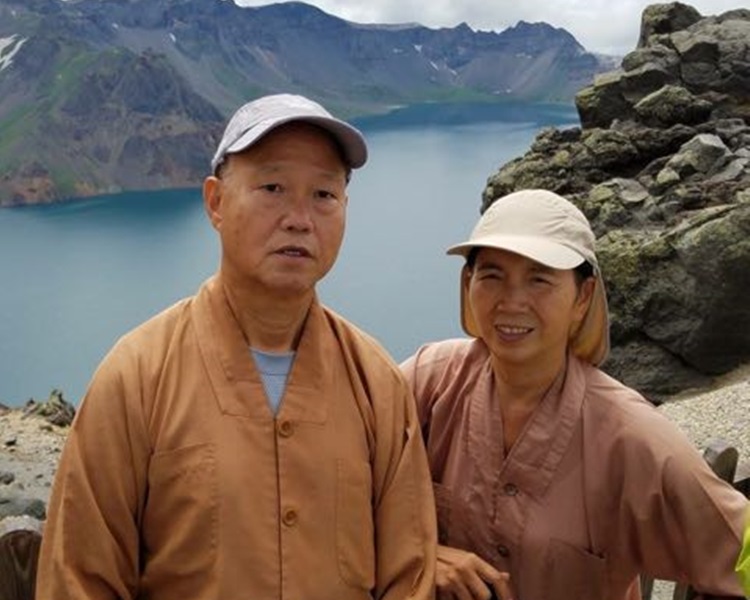 二人戴的帽子顏色款式正是在夏威夷海灘遊時所戴完全吻合。