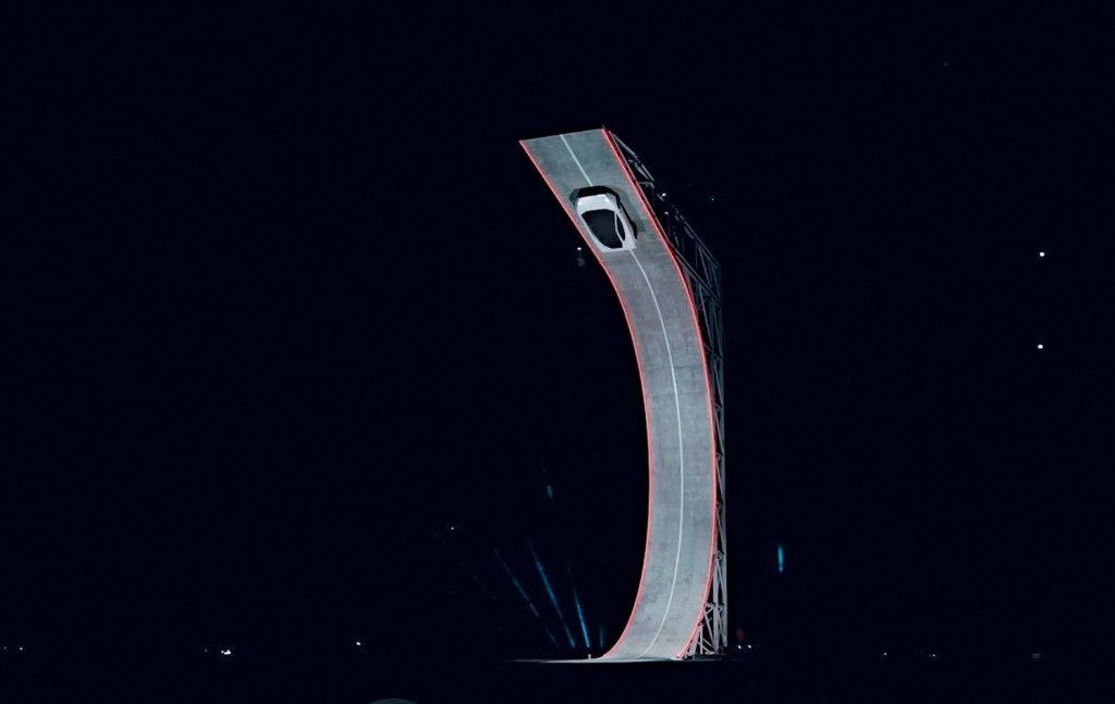 特斯拉Roadster 2飛天車藉吸力系統緊貼弧形坡道坡面，向上行駛。在頂端凌空翻轉後，短暫懸浮於空中。