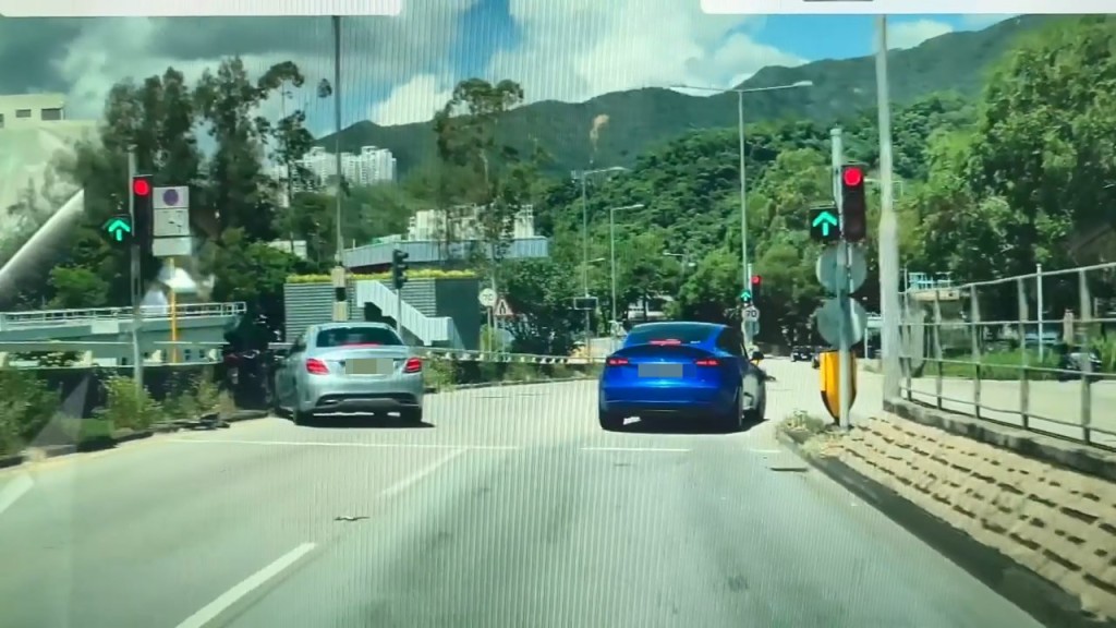 電單車被推向路邊石壆,車尾鐵箱遭撞散。 電單車被推向路邊石壆,車尾鐵箱遭撞散。