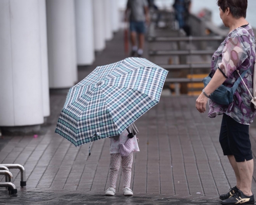 天文台指艾雲尼其相關的雨帶仍會為珠三角一帶帶來狂風及大驟雨。