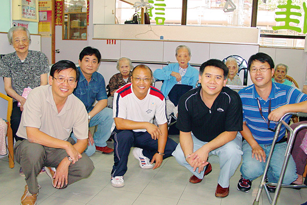慶生（前排右二）擁有多年的社區服務經驗，〇六年曾參與中秋敬老探訪活動。