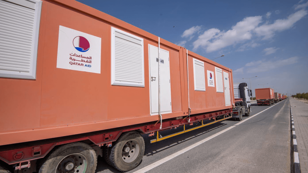 卡塔爾球迷村貨櫃屋變身救援房屋運往災區。 網上圖片