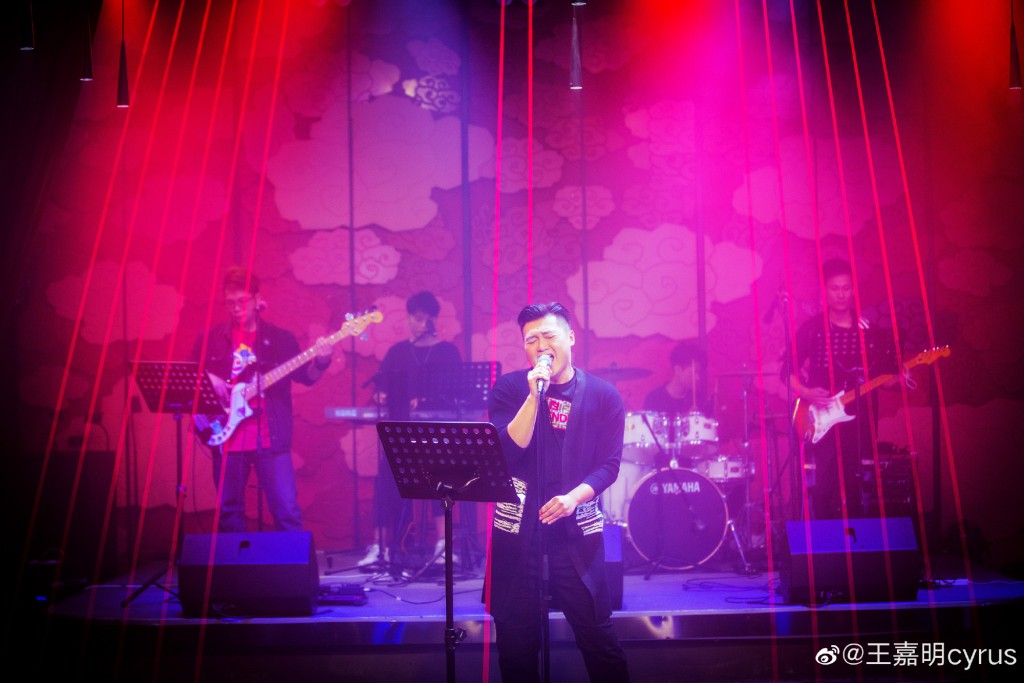 王嘉明鍾意唱歌。
