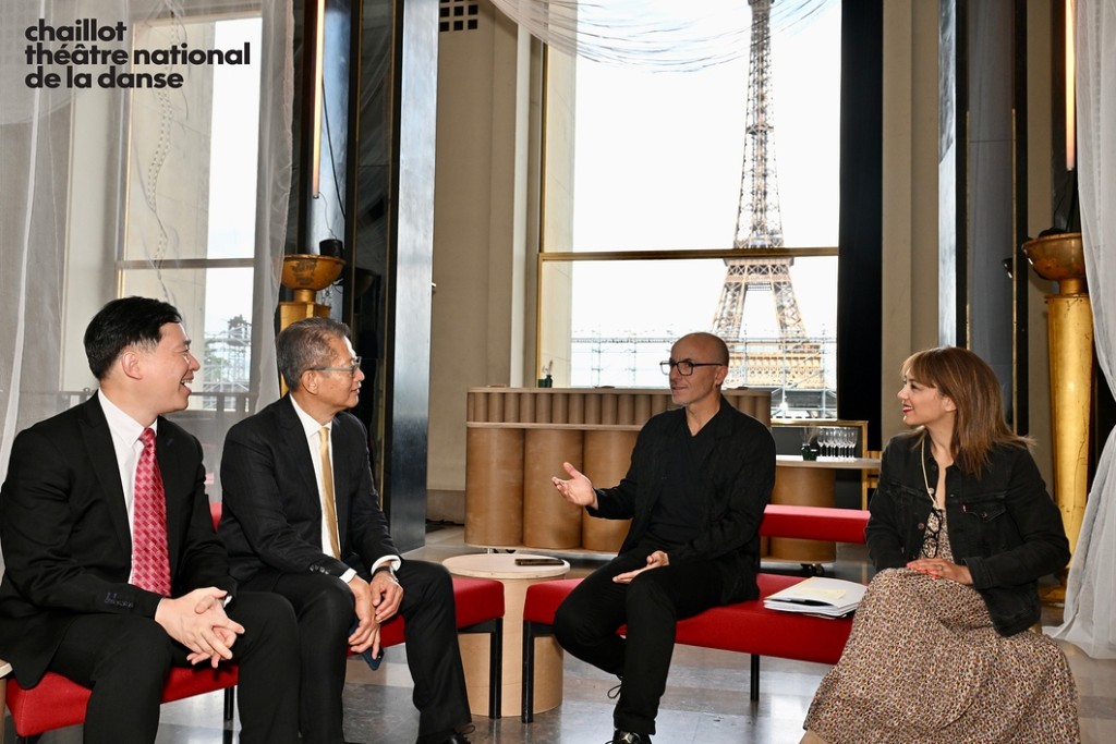 到访巴黎夏约宫国家剧院，与剧院院长Rachid Ourmdane会面，讨论加强两地文化艺术的合作交流。财政司司长网站图片