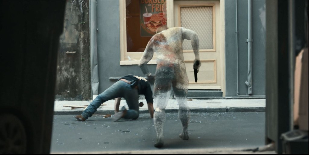 飾演警察的祖瑟夫同劫匪對峙。