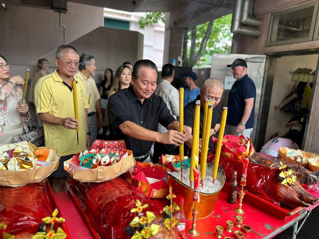 曾炳威(中)表示會繼續支持賀賢。