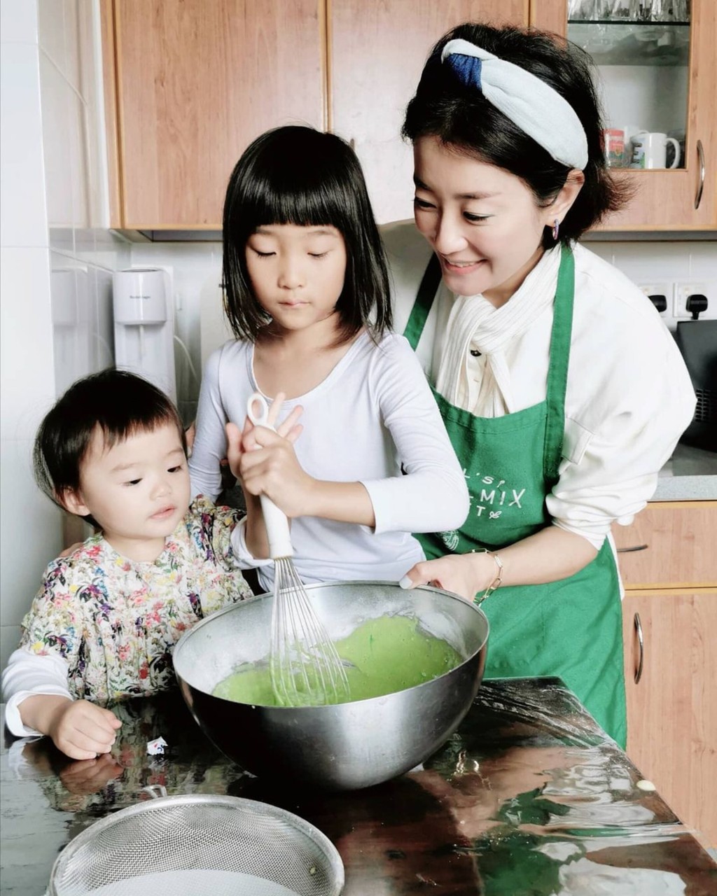 张新悦经常与囡囡在家中的大厨房玩下厨乐。