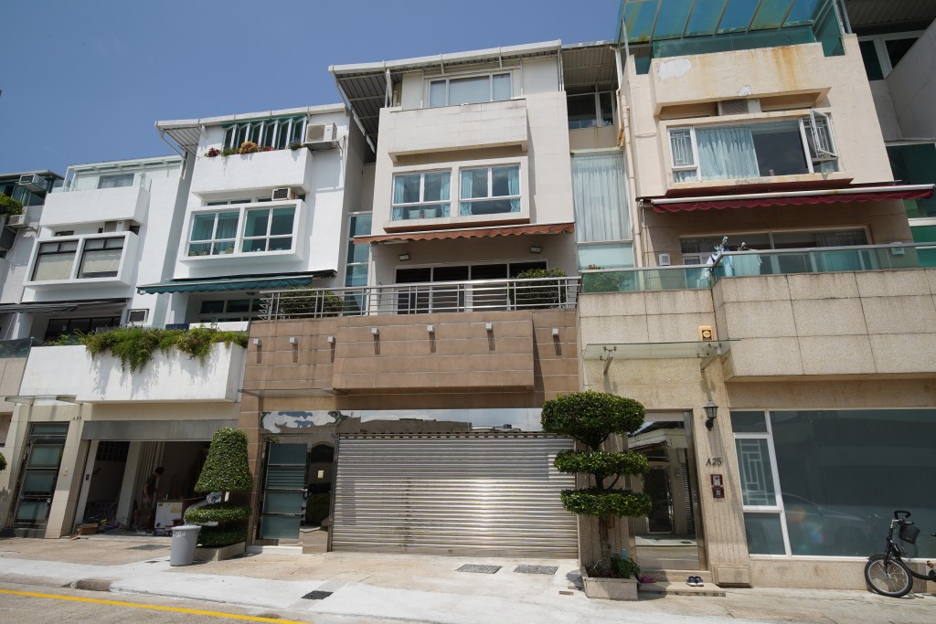 大埔雅景花園共有76座洋房，面積由1,090至1,847方呎，前迎吐露港，可遠眺科學園及馬鞍山景觀。