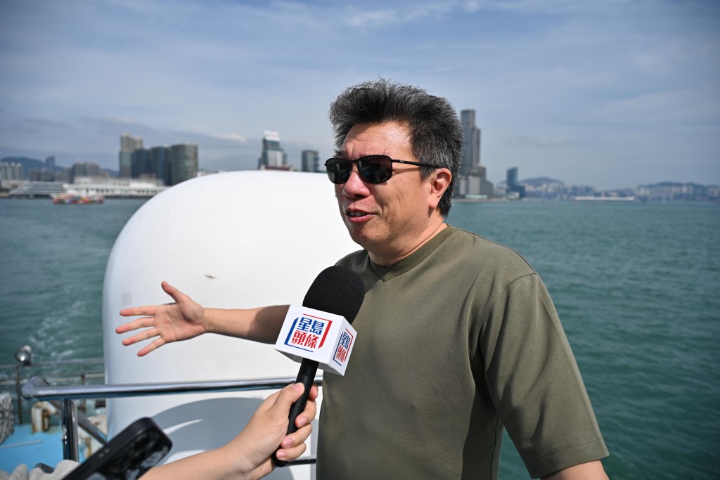 從美國返港旅遊的黃先生認為從西九搭船去中環較行到九龍站搭地鐵更方便。 從美國返港旅遊的黃先生認為從西九搭船去中環較行到九龍站搭地鐵更方便。