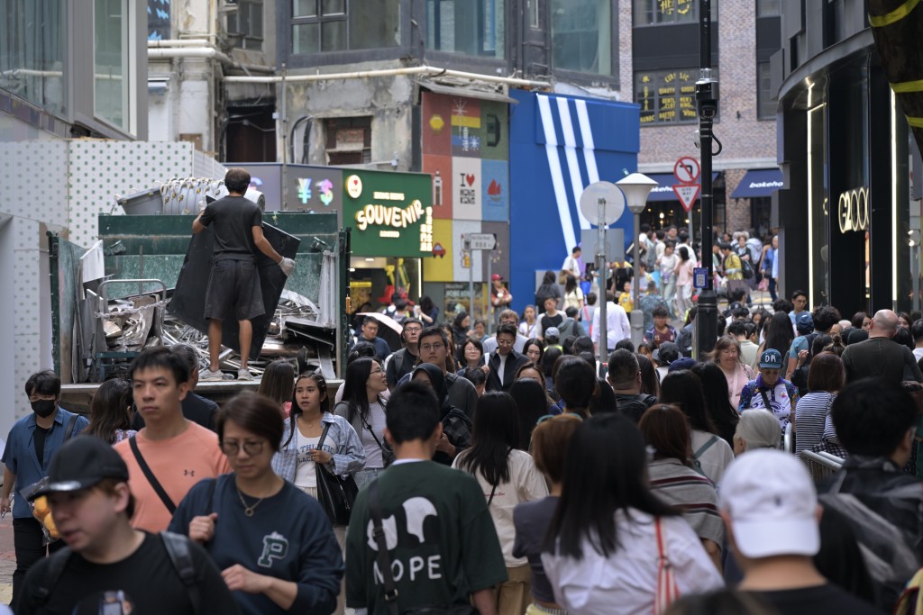 白沙道一帶人流不絕。 白沙道一帶人流不絕。