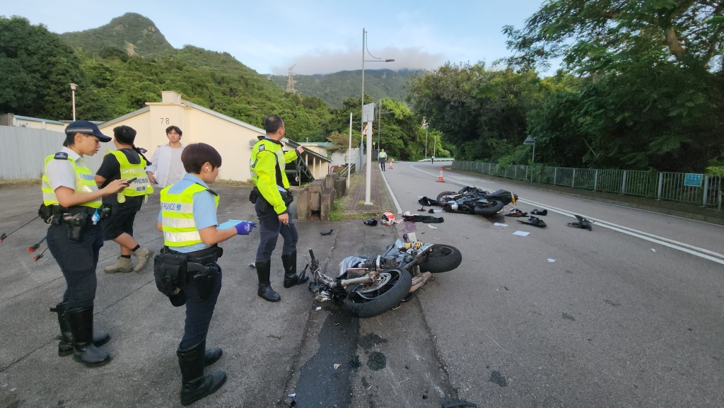 兩輛電單車零件四散。