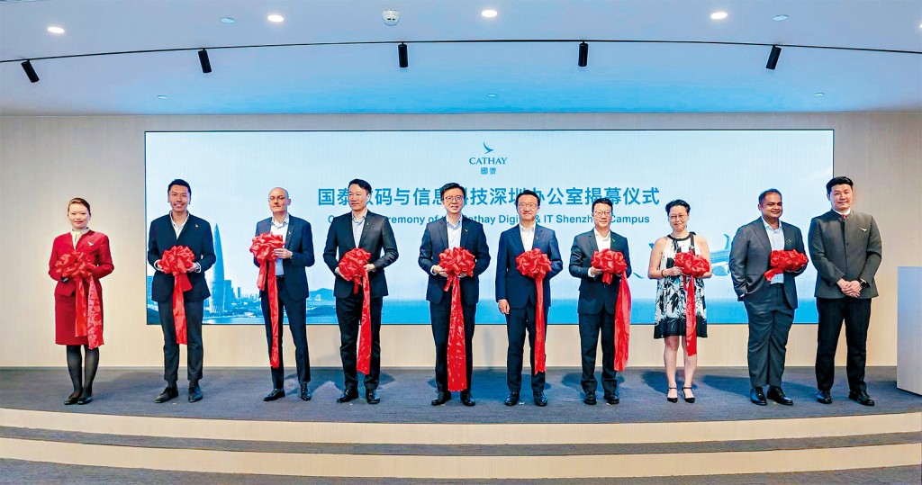 國泰集團行政總裁林紹波(左五)指,深圳是國家級創科中心,在此設辦公室可吸數碼人才。