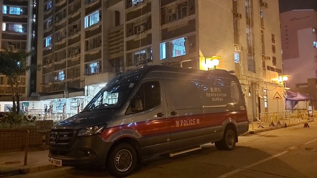 鑑證科派出「CSI(罪案現場勘查)流動實驗室」到場進行檢測工作。 鑑證科派出「CSI(罪案現場勘查)流動實驗室」到場進行檢測工作。