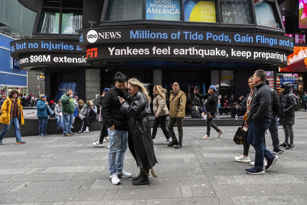 紐約時報廣場的電子顯示屏發布了地震消息。AP