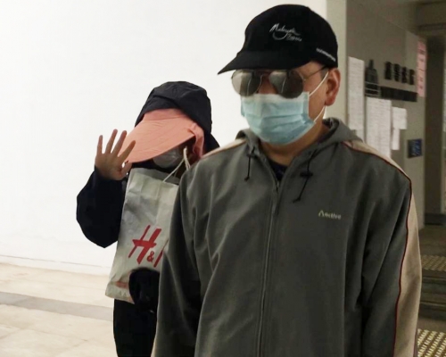 死者丈夫楊錦開(前)；死者女兒楊珮瑩(後)。