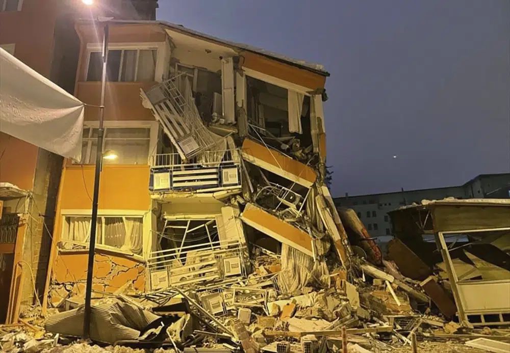 土耳其南部卡赫拉曼馬拉什（Kahramanmaras）省發生地震後，可以看到一座倒塌的建築物。AP