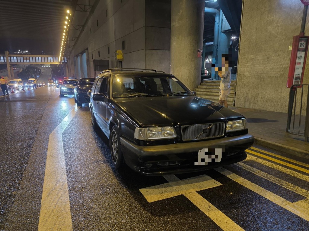 警方東九龍打擊酒駕及停牌期間駕駛，拘捕9人。警方圖片