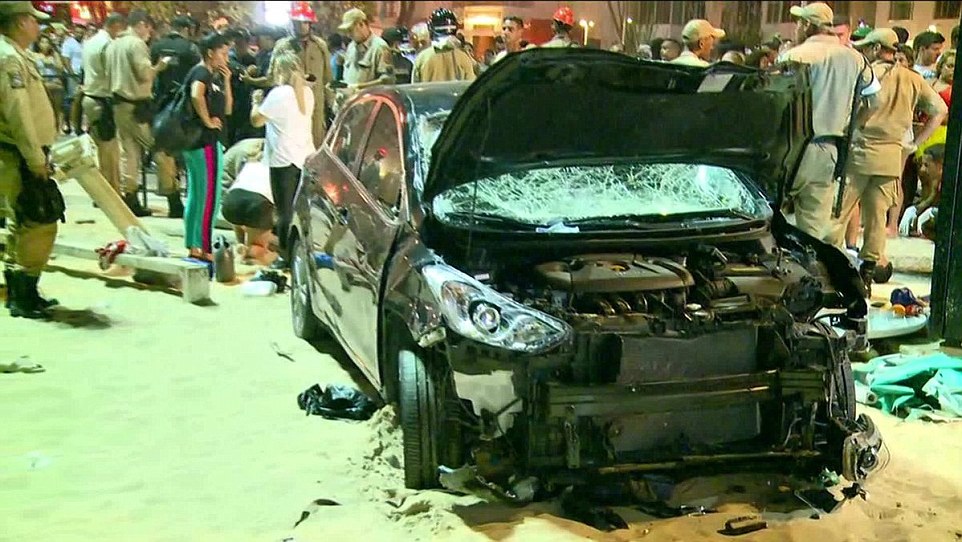 汽车冲入巴西里约沙滩人群致1死15伤。网上图片