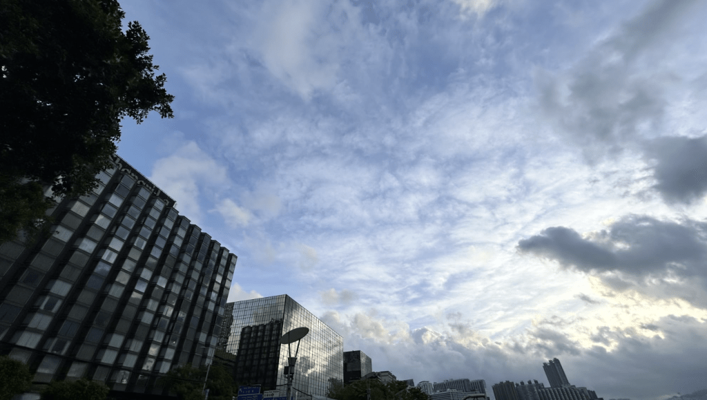 本港地區今日大致多雲,有幾陣驟雨。蔡楚輝攝 本港地區今日大致多雲,有幾陣驟雨。蔡楚輝攝