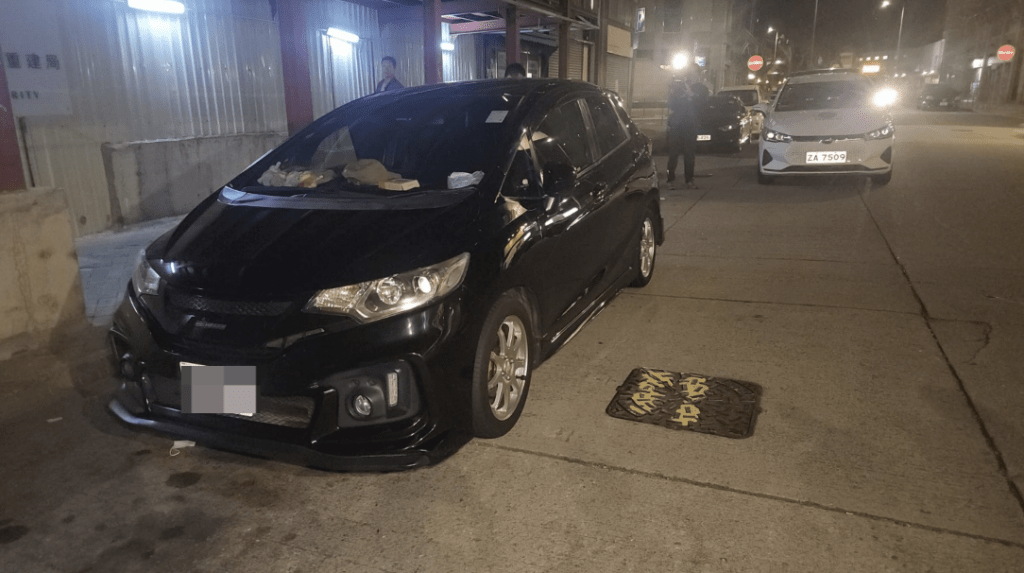 酒店外泊了一輛據信屬於男事主的黑色私家車,有警員在旁調查。黎志偉攝 酒店外泊了一輛據信屬於男事主的黑色私家車,有警員在旁調查。黎志偉攝