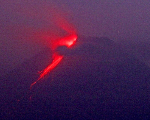 印尼默拉皮火山自周日起持續噴發。AP圖片