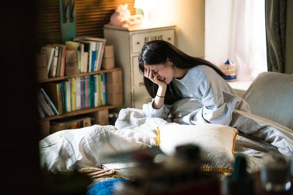 根據《紐約郵報》報導，英國視聽機構 Startle針對140款智能手機鬧鐘鈴聲進行分析，結果顯示超過一半的 iPhone預設鈴聲可能干擾神經系統，讓人早上更難清醒。（《當你沉睡時》劇照）