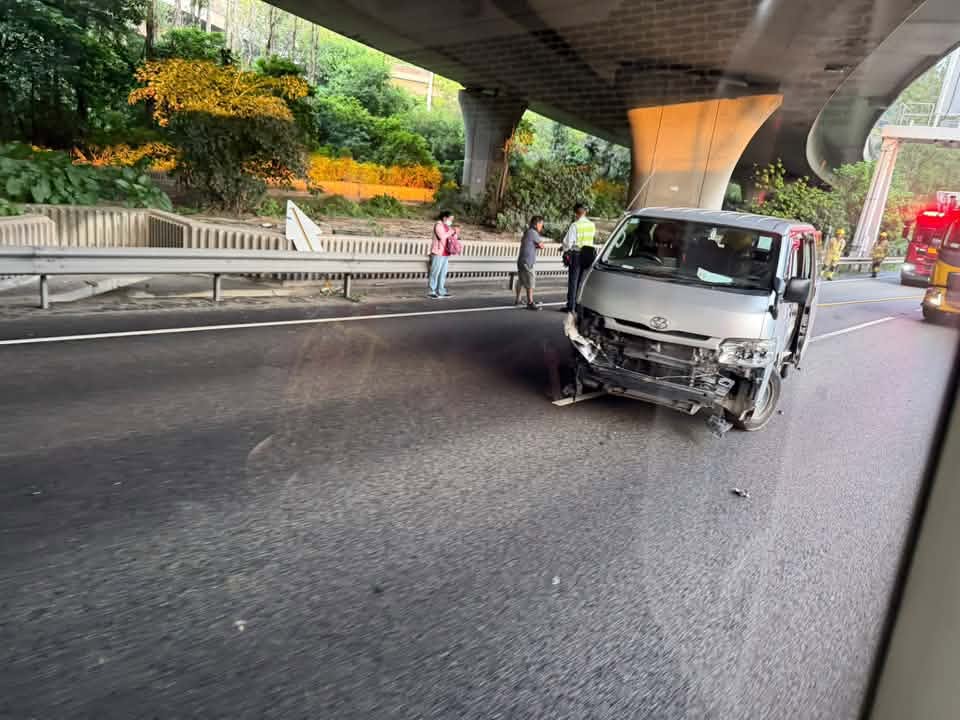 其中一輛客貨車車頭嚴重損毀。網上圖片