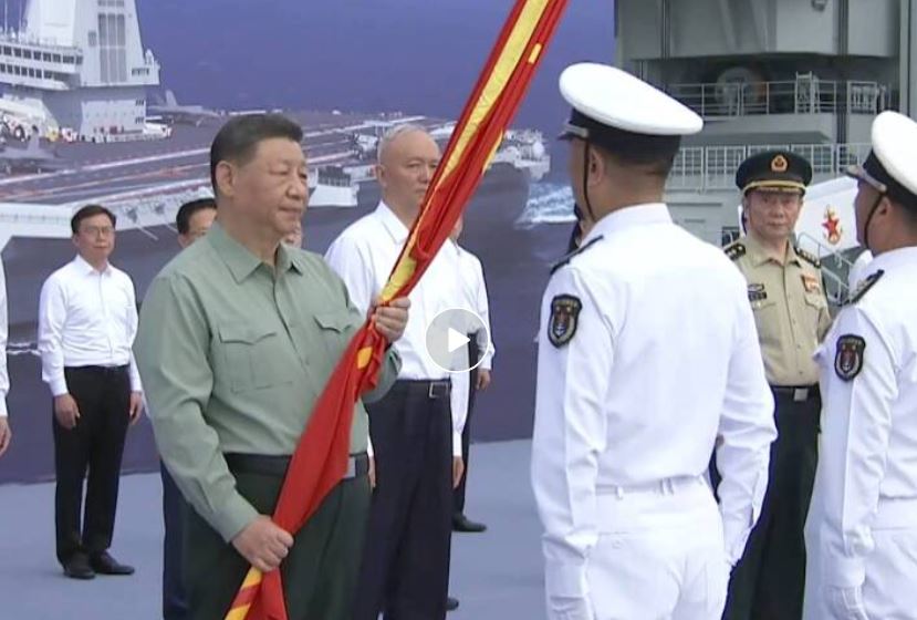 習近平將八一軍旗授予福建艦艦長、政治委員。央視截圖