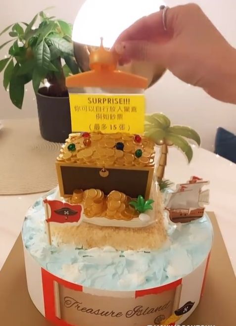 仲有可以放錢的蛋糕。