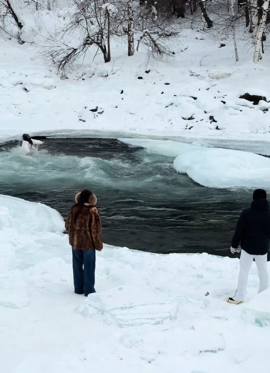 妇人为救落水女儿，也跌入河中被急流冲走。抖音＠小橙子