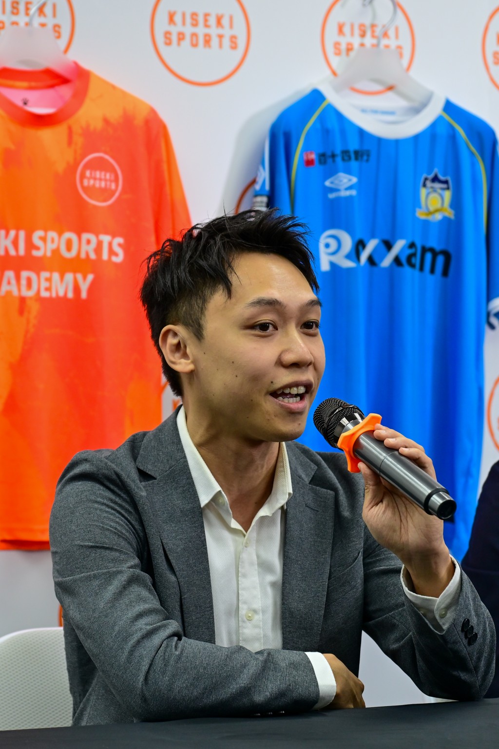 晉瓏金融集團公司負責人莊浩惟先生望利用今次機會提供渠道去令2地交流足球理念。攝影:魏國謙 晉瓏金融集團公司負責人莊浩惟先生望利用今次機會提供渠道去令2地交流足球理念。攝影:魏國謙