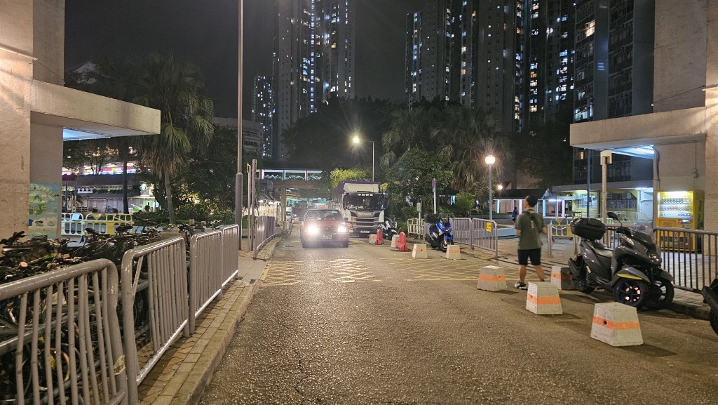 警方于马鞍山恒安邨恒月楼地下外街道发现涉案车。徐裕民摄